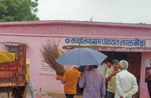 खरगोन: गांव में मुक्ति धाम नहीं, पंचायत गेट पर किया गया अंतिम संस्कार