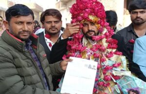 फ़र्ज़ पहले, शादी बाद! घोड़ी पर चढ़ने से पहले दूल्हे से भरवाया SIR फॉर्म, BLO का कमाल