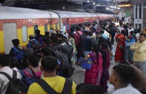 AAP का आरोप: भाजपा ने ट्रेन टिकट देकर वोटर्स को भेजा बिहार, बढ़ी बंपर वोटिंग