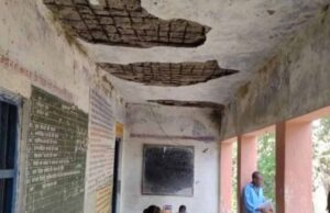 लोहरदगा के सरकारी स्कूल बदहाल: गिरती छतों और कमजोर दीवारों के साये में बच्चों की पढ़ाई