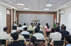 डीएम गौतमबुद्धनगर की अध्यक्षता में विभिन्न औद्योगिक इकाइयों की आउटसोर्सिंग एजेंसी/संविदाकारों की बैठक