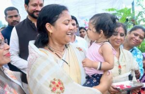 रायपुर : मंत्री लक्ष्मी राजवाड़े ने आंगनबाड़ी केंद्रों का किया निरीक्षण, बच्चों की सीखने की गतिविधियों और पोषण व्यवस्था का लिया जायजा