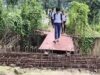 6 साल से अधूरा पड़ा पुल, जान जोखिम में डालकर स्कूल जा रहे बच्चे