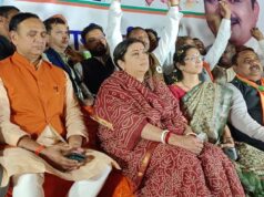 छत्तीसगढ़ पहुंचीं स्मृति ईरानी, पहली बार आगमन पर पोस्टर-बैनर की जगह दिखे BJP के झंडे