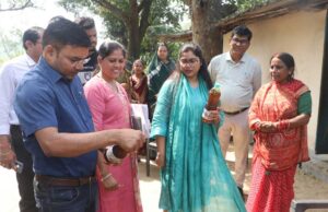 स्वरोजगार से आत्मनिर्भरता की राह पर ग्रामीण महिलाएं कलेक्टर ने पूजा महिला स्व-सहायता समूह की आजीविका गतिविधियों का लिया जायजा