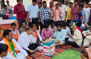 सुशासन तिहार 2025 : प्रथम चरण के अंतिम दिन कलेक्टर वर्मा और जिला पंचायत अध्यक्ष साहू खैरबनाकला पहुंचकर स्वयं ग्रामवासियों से आवेदन लिए