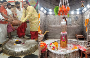 ज्योतिर्लिंग महाकाल मंदिर में भगवान महाकाल के शीश मिट्टी के कलशों से शीतल जलधारा प्रवाहित करने की शुरुआत