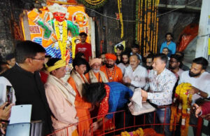 देवास : विधायक पुत्र ने माता टेकरी पहुंचकर पुजारी के पैर छुकर मांगी माफी