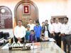 कलेक्टर ने दृष्टिबाधित बच्चों को पढ़ाई के लिए दिया मोबाईल