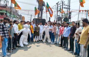 भाजपा युवा मोर्चा ने आज अंबेडकर चौराहा पर सोनिया गांधी और राहुल गांधी का पुतला दहन किया गया