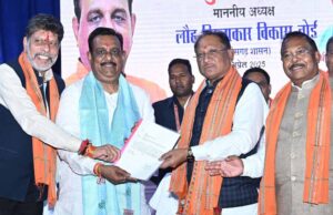 रायपुर : मुख्यमंत्री विष्णु देव साय लौह शिल्पकार विकास बोर्ड के नवनियुक्त अध्यक्ष के पदभार ग्रहण कार्यक्रम में हुए शामिल