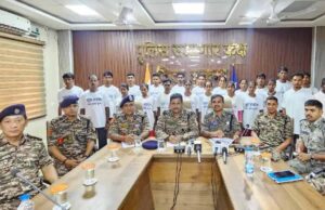 छत्तीसगढ़: सुकमा में पुलिस-CRPF के सामने 22 नक्सलियों ने किया सरेंडर