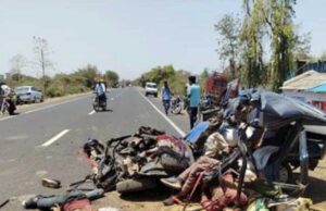 सागर -बीना रोड पर भीषण हादसा, ट्रक और वैन की भिड़ंत में स्कूटी आई चपेट में, तीन की मौत