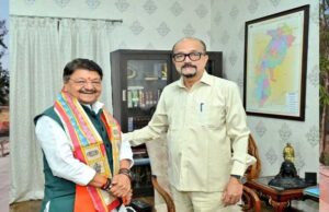रायपुर : कैलाश विजयवर्गीय ने कहा कि वो गांधी गाय की पूजा करते थे, यह गांधी तो बीफ खाता है