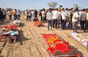 मंदसौर हादसा : खोजनखेड़ा गांव में एक साथ उठीं 6 अर्थियां, गांव में पसरा मातम, कुएं में वैन गिरने से 12 की मौत हुई थी