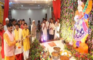 मुख्यमंत्री डॉ. यादव ने इंदौर के पितृ पर्वत पर हनुमान जी के दर्शन कर की पूजा-अर्चना