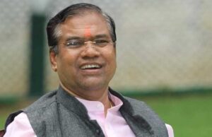 मंडला में तिरंगा यात्रा में शामिल हुए सांसद फग्गन सिंह कुलस्ते, हमारे आतंकवादी वाले बयान पर दी सफाई
