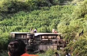 भिंड में अनियंत्रित होकर खाई में गिरी यात्रियों से भरी बस, मची चीख पुकार