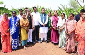 CM पहुंचे उत्कृष्ट किसान रोहित साहू के खेतों में: केला और पपीता की खेती से कमा रहे लाखों का मुनाफा, 20 लोगों को अपने खेत में दे रहे रोजगार