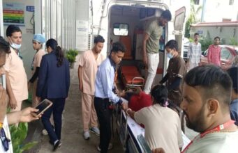 बस के चालक को आया हार्ट अटैक, यात्रियों ने सीपीआर देकर बचाई जान, एंबुलेंस से पहुंचाया गया अस्पताल