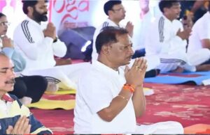 सीएम साय ने जशपुर में लगाया आसन, नेता और अधिकारियों ने भी किया योगा