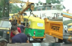 भोपाल सड़कों पर सालों से खड़े कंडम वाहन किए जब्त, अवैध तरीके से खड़ी लग्जरी गाड़ियां क्रेन से खींची