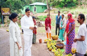 मुख्यमंत्री डॉ. यादव ने बारिआम गांव की महिलाओं से खरीदे आम…