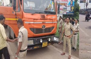 भिलाई में ट्रेलर की चपेट में आने से बाइक सवार चाचा-भतीजे की मौत, SSP बोले- सड़क बनाने वाली कंपनी पर दर्ज हो हत्या का केस