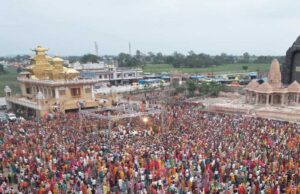 कुबेरेश्वरधाम में गुरु पूर्णिमा महोत्सव के तहत गुरु दीक्षा और प्रवचन का आयोजन , श्रद्धालुओं को दी जा रही गुरु दीक्षा, नुक्ती का लगाएंगे भोग