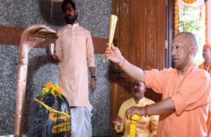 गोरखपुर में CM योगी आदित्यनाथ ने सावन शिवरात्रि के अवसर पर मानसरोवर मंदिर में रुद्राभिषेक किया
