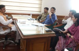 निर्माणाधीन कार्यों को समय से पूर्ण करें और शीघ्र सेवा प्रदाय करें : उप मुख्यमंत्री शुक्ल