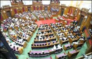 यूपी मानसून सत्र के पहले दिन दिखा नया अंदाज, सपा विधायक कांवड़ लेकर विधानसभा परिसर पहुंचे