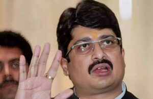 राजा भैया की मांग: संविधान से हटाए जाएं ‘समाजवाद’ और ‘धर्मनिरपेक्ष’ शब्द