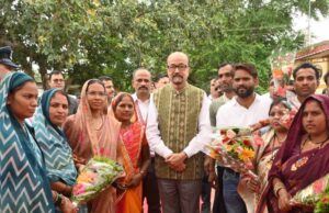 रायपुर : गोद ग्राम सोनपूरी में राज्यपाल का जनसंवाद, अंतिम पंक्ति तक योजनाओं के लाभ पर जोर