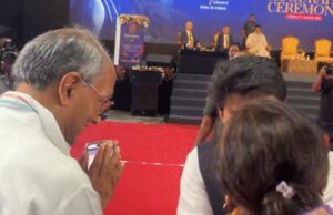 भोपाल में सिंधिया और दिग्विजय ने मिलाया हाथ, मंच पर दिखा सामंजस्य, सभागार में तालियां गूंज उठीं