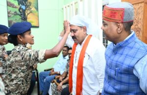 हिड़मा की पूर्व गार्ड ने गृहमंत्री विजय शर्मा को बांधी राखी, अब दंतेश्वरी फाइटर्स का हिस्सा