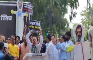 कांग्रेस दफ्तर के बाहर भाजपा का हंगामा, पीएम मोदी से जुड़े बयान पर माफी की मांग