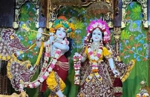 बरसाना में राधारानी अभिषेक: बैरियर टूटा, तीन श्रद्धालु घायल