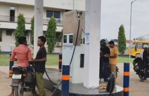 हेलमेट नियम की उड़ रही धज्जियां: पेट्रोल पंप पर बेधड़क मिल रहा पेट्रोल