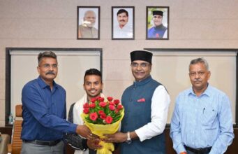 हॉकी एशिया कप में विजय पर मंत्री सारंग ने विवेक सागर को किया सम्मानित