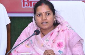 मंत्री श्रीमती लक्ष्मी राजवाड़े ने जशपुर में महिला एवं बाल विकास समाज कल्याण विभाग के अधिकारियों की संयुक्त बैठक ली