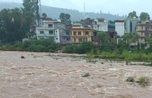 जम्मू-कश्मीर और हिमाचल में बारिश का कहर: राजौरी में भूस्खलन, मंडी में बहे वाहन
