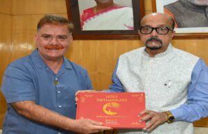 रायपुर : राज्यपाल डेका से हार्टफुलनेस संस्थान के डायरेक्टर चॉवला ने की सौजन्य भेंट