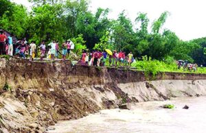 बिजनौर में गंगा का कहर, तटबंध कटान से 50 गांवों में बाढ़ का खतरा