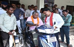 रायपुर : उप मुख्यमंत्री विजय शर्मा ने दिव्यांग युवक को दिया आगे बढ़ने का सहारा, अमर मरकाम को तत्काल मिली स्कूटी