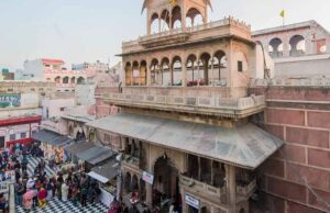 बांके बिहारी मंदिर: दर्शन समय बढ़ाने पर गोस्वामी समाज का विरोध, कहा- दबाव में लिए गए फैसले