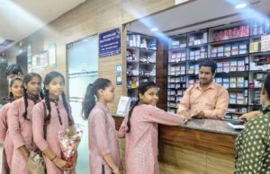 मिशन शक्ति 5.0: बालिकाओं ने सरकारी अस्पतालों का भ्रमण कर सीखी स्वास्थ्य सुरक्षा की बारीकियां