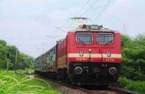 नर्मदा एक्सप्रेस से गिरा युवक, प्लेटफॉर्म पर घंटों पड़ा रहा, डॉक्टर की टीम नहीं पहुंची समय पर