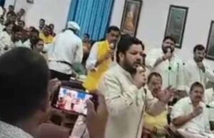 मेयर पर बरसे बीजेपी पार्षद, विपक्ष संग किया विरोध प्रदर्शन, सदन में हंगामा