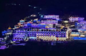 नवरात्र के मौके पर वैष्णो देवी में बढ़ी श्रद्धालुओं की भीड़, हेलिकॉप्टर और रोपवे सेवाओं से कर रहे मां के दर्शन
